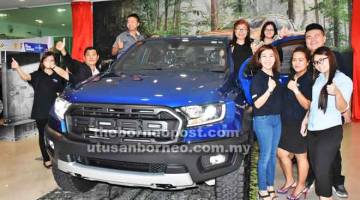 PRESTASI TINGGI: Peter (dua kiri) dan Kong (belakang, dua kanan) bersama yang lain merakam gambar kenangan bersama Ford Ranger Raptor yang baharu dilancarkan, semalam.  