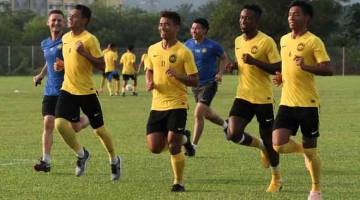 SANTAI: Skuad bola sepak Harimau Malaya menjalani latihan di padang bola sepak Universiti Sains Islam Malaysia (USIM), Nilai Isnin lepas. — Gambar Bernama
