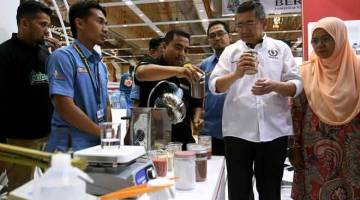 TERTARIK: Salahuddin (dua kanan) melawat di sekitar tapak pameran Penubuhan Pertubuhan Peladang Kebangsaan (NAFAS) di Taman Ekspo Pertanian Malaysia, Serdang, kelmarin. — Gambar Bernama