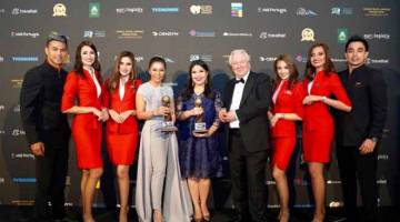 CEMERLANG: Suhaila (tengah kiri) dan Audrey (tengah) menerima anugerah Syarikat Penerbangan Tambang Rendah Terkemuka dan Kru Kabin Syarikat Penerbangan Tambang Rendah Terkemuka daripada Presiden dan Pengasas World Travel Awards Graham Cooke (tengah, kanan) bersama-sama kru kabin AirAsia.