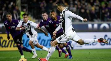 CEMERLANG: Ronaldo menjaringkan gol melalui tendangan penalti pada aksi perlawanan Serie A Itali di antara Fiorentina dan Juventus di Stadium Artemio Franchi di Florence. — Gambar AFP