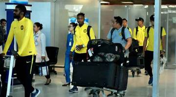 KUNJUNGAN PENTING: Para pemain Harimau Malaya tiba di Lapangan Terbang Suvarnabhumi, di Bangkok semalam. — Gambar Bernama