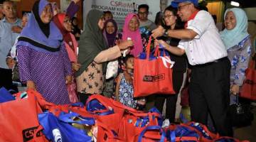 PRIHATIN: Mohd Redzuan (dua kanan) meyampaikan sumbangan kepada mangsa banjir pada majlis penyerahan sumbangan kemasyarakatan bagi Parlimen Alor Gajah, kelmarin. Beberapa kawasan di Kampung Gadek, Kampung Beringin, Kampung Tanah Merah, Kampung Panchor dilanda banjir kilat berikutan hujan lebat selama empat jam pada 19 November lepas. — Gambar Bernama