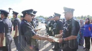 OMAR menyampaikan sijil penghargaan kepada salah seorang anggota polis cemerlang semasa Perhimpunan Bulanan IPK Sabah pada Jumaat.