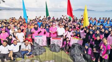 OMAR bersama kakitangannya dan ahli Perkep merakamkan gambar kenangan selepas aktiviti gotong royong di Teluk Likas pada Sabtu.