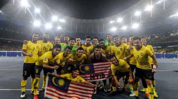 BERSEMANGAT: Pemain kebangsaan menunjukkan semangat perjuangan tinggi menjelang perlawanan akhir pertama menentang Vietnam di Stadium Nasional Bukit Jalil pada Selasa ini. — Gambar Bernama