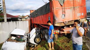 Keadaan dua kereta yang dirempuh lori tersebut 