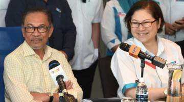 Anwar ketika mengadakan sidang media selepas mesyuarat bersama pemimpin parti PKR Sabah hari ini.- Gambar Bernama 