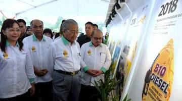 PRODUK TEMPATAN: Perdana Menteri Tun Dr Mahathir Mohamad (dua kanan) melawat ruang pameran pada Majlis Pelancaran Program Biodiesel B10 Sektor Pengangkutan di Dataran Putra semalam. Turut kelihatan Kok (kiri) dan Timbalan Menteri Industri Utama Datuk Seri Shamsul Iskandar Md Akin (kanan). — Gambar Bernama