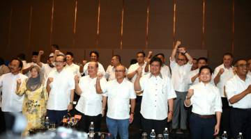 Hajiji (lima, kanan) bersama ahli Dewan Undangan Negeri dan ahli Parlimen daripada UMNO mengumumkan keluar dari parti itu ketika sidang akhbar hari ini. - Gambar Bernama 