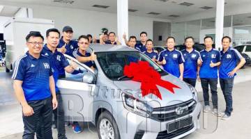 HASHIM (kiri) dan pemain-pemain SS90'S bersama kereta hadiah cabutan tiket bertuah sempena Pertandingan Empat Penjuru Asean di Stadium Likas pada 15-16 Disember. 