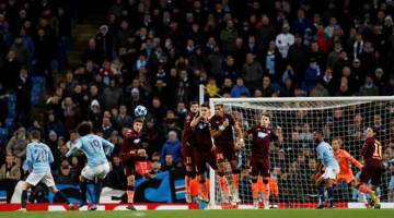 GOL PEMBUKAAN: Sane (dua kiri) menjaringkan gol pertama City menerusi tendangan percuma pada perlawanan di Stadium Etihad, Manchester Rabu lepas. — Gambar AFP 