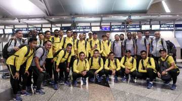 SEDIA GEMPUR: Skuad Harimau Malaya di Lapangan Antarabangsa Kuala Lumpur (KLIA) pagi kelmarin sebelum berlepas ke Hanoi bagi menghadapi Final Kedua Piala Suzuki AFF 2018 bertemu Vietnam, malam ini. — Gambar Bernama