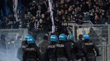 BERJAGA-JAGA: Polis antirusuhan mengawal keadaan semasa perlawanan Liga Europa Kumpulan H di antara Lazio dan Frankfurt di Stadium Olympic di Rom. — Gambar AFP