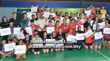 PEMENANG: Sharbini (tengah) bersama barisan pemenang Kejohanan Badminton Junior SEB di Kuching, Ogos lalu.