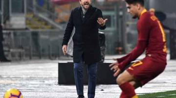 BERANG: Reaksi Di Francesco (kiri) ketika menyaksikan pemainnya beraksi pada perlawanan Serie A Itali menentang Genoa di Stadium Olimpik, Rom Ahad lepas. — Gambar AFP