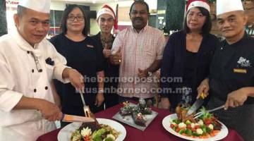 HASIL PAKAR: Cef Ben Koh dan pasukan kulinarinya terlibat sepenuhnya dalam penyediaan menu Krismas di Grand Continental Kuching.