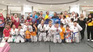 JURULATIH, penyokong dan atlet MBV Taekwondo Tawau merakamkan kenangan. 