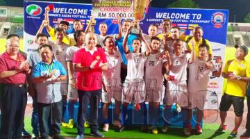 JUARA, skuad Thonburi FC Thailand bersama Loretto (depan tiga dari kiri) semasa penyampaian hadiah. 