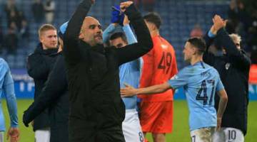 KE SEPARUH AKHIR: Reaksi Guardiola ketika meraikan kejayaan pasukannya selepas tamat perlawanan di Stadium King Power, Leicester, Selasa lepas. — Gambar AFP 