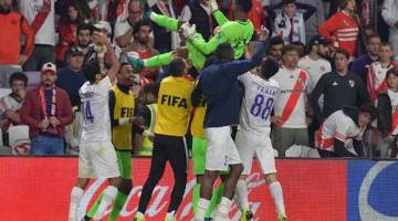 WIRA: Eisa (atas) dijulang oleh rakan sepasukan selepas aksi tangkasnya memastikan Al Ain melangkah ke final Piala Kelab Dunia di Stadium Hazza Bin Zayed, Abu Dhabi, kelmarin. — Gambar AFP