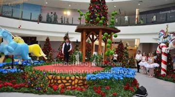 SEMPENA KRISMAS: Dekorasi menarik pokok-pokok Krismas dan unicorn di Centre Court tHe Spring Bintulu.