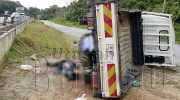 KEADAAN lori dan mangsa yang tercampak keluar selepas kemalangan.