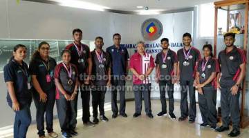 TAHNIAH: Mohd Fadzil dan Penasihat ICS UNIMAS Rajan Thangaveloo (tengah) dan wakil Ponggal Night 2018 (kiri) merakamkan gambar kenangan bersama Pasukan UNIMAS Cempaka Silambam. 