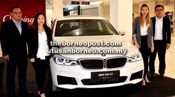 PROMOSI BMW: Jolene (dua kiri) bersama Josephine (dua kanan) serta kakitangan jualan kenderaan BMW sempena jerayawara kenderaan itu di tHe Spring Bintulu bermula semalam hingga Ahad ini.