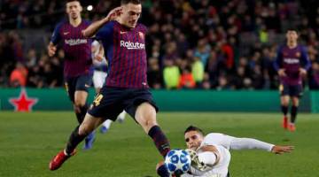 DIREHATKAN: Thomas Vermaelen (kiri) ketika beraksi dalam Kejohanan Liga Juara-Juara pada awal minggu lalu. — Gambar Reuters