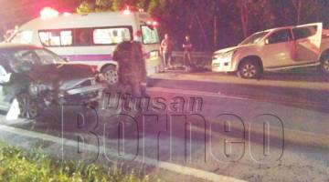 KEADAAN kemalangan di lokasi selepas pertembungan dua kereta di Jalan Santa Bana Kampung Lapasan di sini awal pagi tadi (Jumaat).