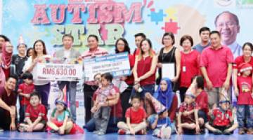 RAKAMAN gambar kenangan tetamu kehormat bersama para anak-anak autisme bersama ibu bapa masing-masing.