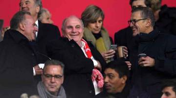 KEKAL JAWATAN: Presiden Bayern Munich, Uli Hoeness (tengah) dan pengerusi kelab, Karl-Heinz Rummenigge menyaksikan perlawanan Liga Kejuaraan Kumpulan E di antara Ajax dan Bayern Munich di Arena Johan Cruijff pada 12 Disember lalu. — Gambar Reuters