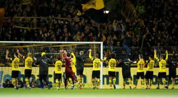 TERUJA: Pemain Dortmund meraikan kejayaan mereka menewaskan Moenchengladbach pada aksi Bundesliga di Signul Iduna Park di Dortmund. — Gambar Reuters