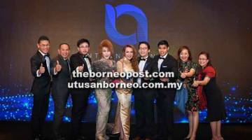 BANGGA: Ryonna Chuo bersama keeluarga besar RJ Realty selepas firma itu memenangi IIA 2018. Turut kelihatan Ketua Pegawai Eksekutif RJ Realty Datuk Lily Lim (empat kiri).