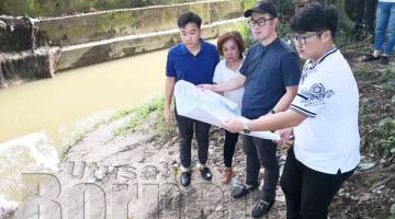 WONG (dua, kanan) ketika melawat tapak projek Rancangan Tebatan Banjir Sungai Anib.