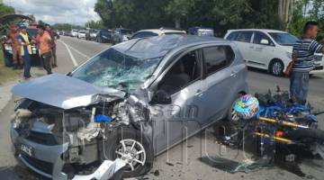 BAHAGIAN depan kiri kereta yang berlanggar dengan mangsa turut mengalami kerosakan.