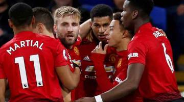 TERBAIK: Pemain Manchester United meraikan gol jaringan mereka pada aksi Liga Perdana Inggeris menentang Cardiff City di Stadium Cardiff City. — Gambar Reuters