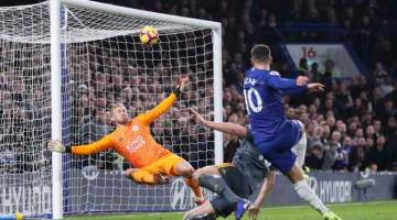 CUBAAN CANTIK: Sebahagian daripada babak-babak aksi perlawanan Liga Perdana Inggeris di antara Chelsea dan Leicester City di Stamford Bridge. Chelsea tewas 0-1. — Gambar Reuters
