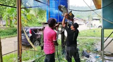 TINDAKAN pemotongan ke atas sambungan air secara haram tanpa meter. 