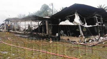 BLOK kandang ayam yang musnah terbakar dalam kejadian di Kampung Kabang, Papar.