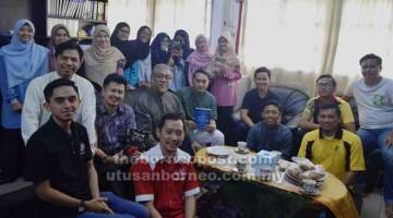 JERAYAWARA: Ahli ABIM Negeri Sarawak merakamkan gambar kenangan bersama Dr Mohd Arip pada program Jerayawara Syarahan Pengukuhan Akidah menerusi Penghayatan Sains dan Al-Quran di Kuching, baru-baru ini.