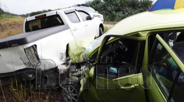 KEADAAN kereta yang remuk di bahagian depan tepi kiri akibat terlanggar kereta pacuan 4X4 yang diparkirkan di bahu jalan di KM58 Jalan Beluran-Telupid menyebabkan dua kanak-kanak cedera. – Foto IPD Beluran. 