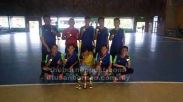 KAMI JUARA: Pasukan Hacker Senior merakamkan kenangan selepas muncul juara Pertandingan Futsal Santa 5V5 Dayak Cup Zon Sarikei, baru-baru ini.