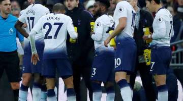 FOKUS: Pochettino (dua kiri) mengatakan sesuatu kepada para pemainnya sebelum sepak mula perlawanan liga menentang Bournemouth di Stadium Wembley, London Rabu lepas. — Gambar Reuters 