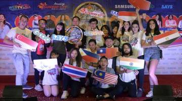 CITY CHALLENGE: Chan (berdiri, empat kiri) bergambar bersama 10 selebriti media sosial berpengaruh terkemuka dari 10 negara Asia pada pratonton media The Amazing Sunway City Challenge baru-baru ini. Kesemua selebriti ini memiliki seramai 25 juta pengikut secara keseluruhan akan bertarung sekitar lokasi utama Sunway City untuk memenangi hak sebagai juara The Amazing Sunway City Challenge dan akan membawa pulang mata Sunway Pals bernilai RM25,000 dan sebuah telefon pintar Samsung Galaxy Note 9.  — Gambar Bern