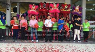 RASMI: Chong bersama Loh (tiga kiri) dan pihak pengurusan Borneo Supermarket (Sibu) Sdn Bhd memotong reben sebagai simbolik perasmian pembukaan Borneo Supermarket (Sibu) Sdn Bhd di  Lot 14194, Jalan Matang, Metrocity, semalam.