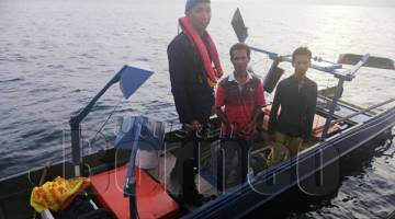 SEORANG anggota Pasukan Polis Marin Tawau mengawasi dua nelayan yang mendakwa dirompak oleh sekumpulan lelaki berhampiran kawasan tuntutan bertindih Malaysia-Indonesia.