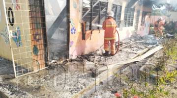 ANGGOTA bomba memadamkan bara api di bangunan pra-sekolah SK Nandangan Sook.