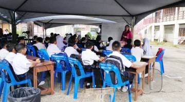 SESI pengajaran dan pembelajaran murid-murid berjalan seperti biasa meskipun berada di bawah khemah. 